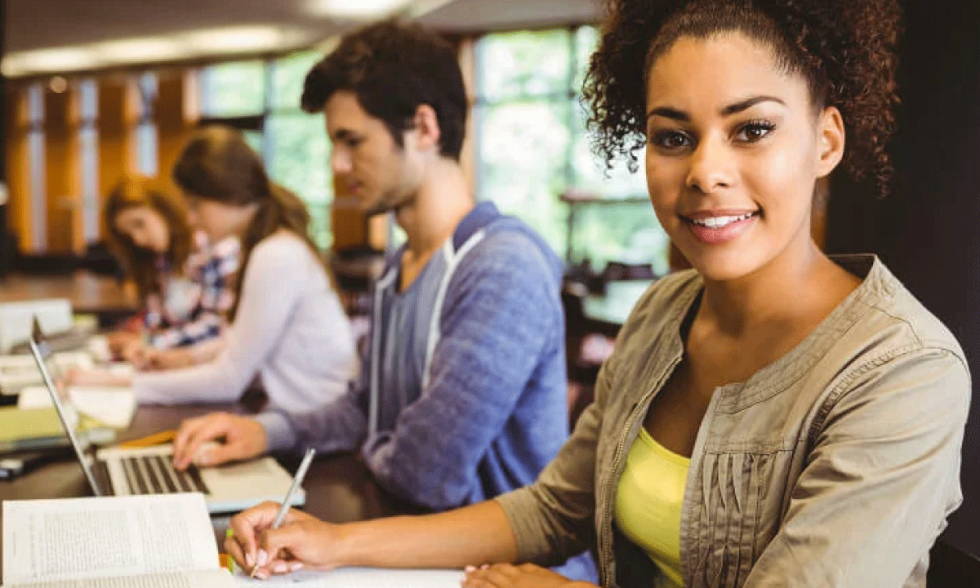 Encuesta revela que los estudiantes sin título universitario valoran la educación superior como una herramienta crucial para mejorar sus oportunidades laborales 1