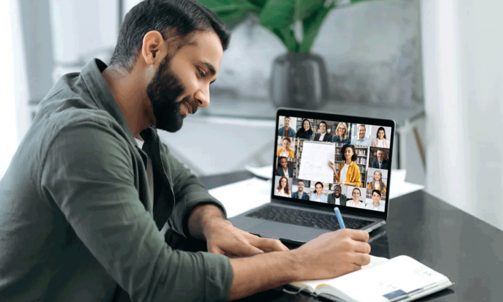 Joven universitario en clases virtuales de educacion continua