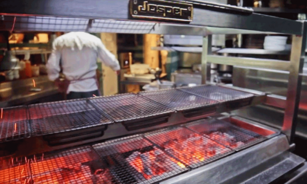 El renacer del carbon en la gastronomia  como Kimpton impulsa el uso de Binchotan en su menu para 2026