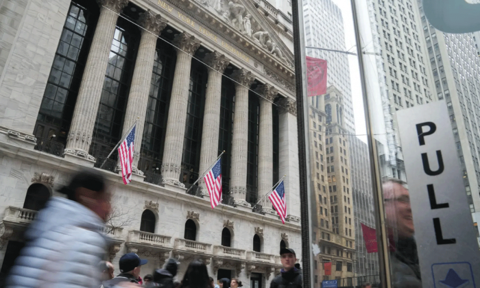 Wall Street cierra con caidas moderadas Tesla alcanza record en medio de datos laborales en pausa y nervios en los mercados