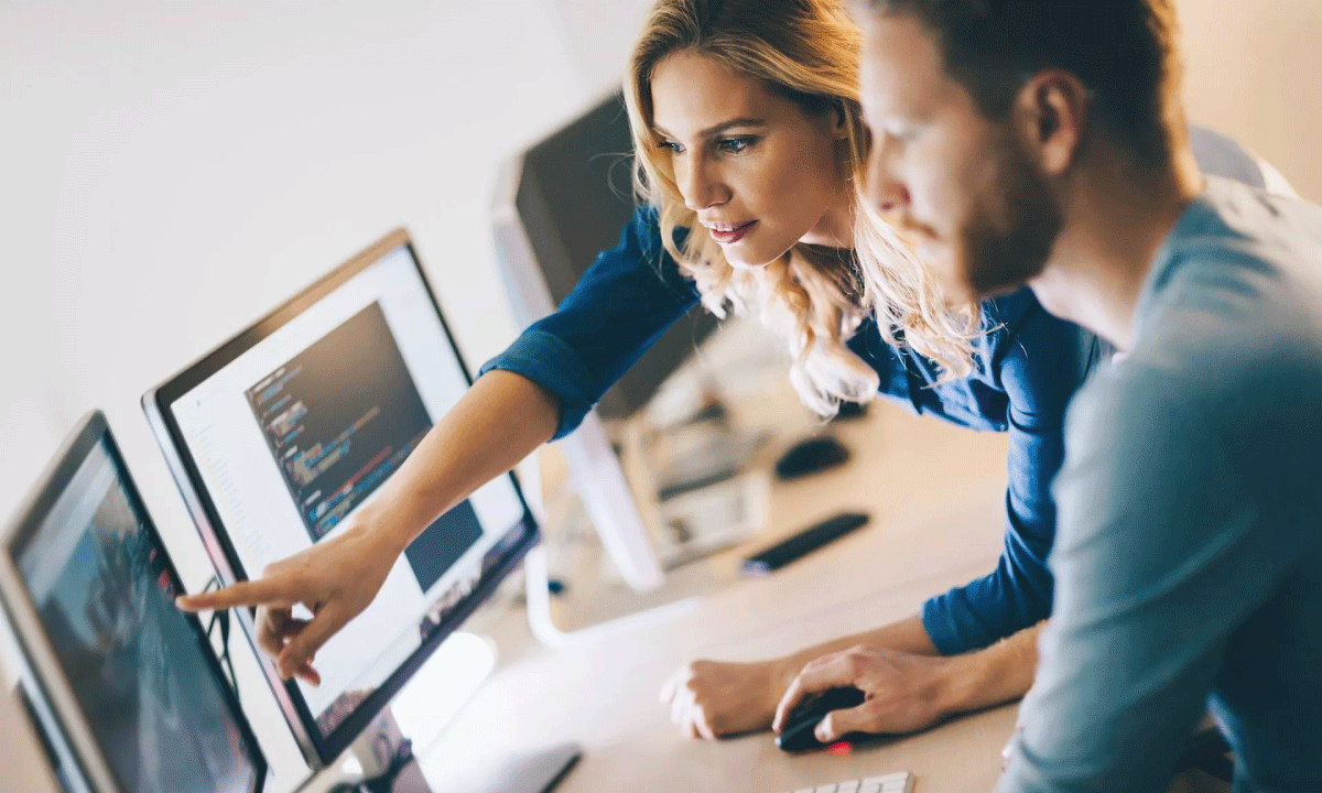 Jovenes trabajando tecnologia